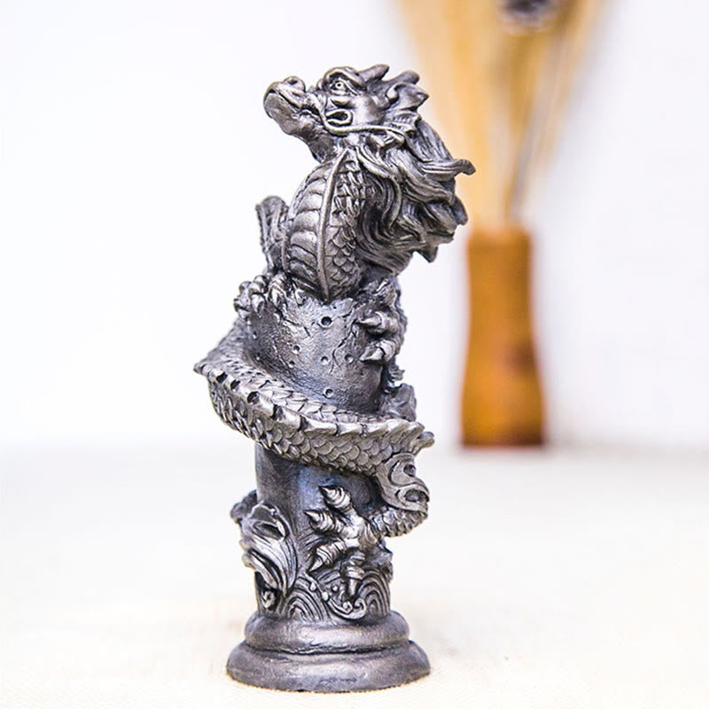 Statue de Buddha Stones faite à la main en forme de dragon volant autour du pilier en poudre de fer et de rouille en résine moulée pour décoration de la maison