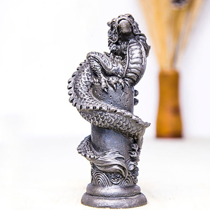 Statue de Buddha Stones faite à la main en forme de dragon volant autour du pilier en poudre de fer et de rouille en résine moulée pour décoration de la maison
