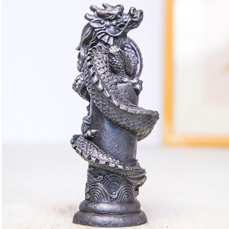 Statue de Buddha Stones faite à la main en forme de dragon volant autour du pilier en poudre de fer et de rouille en résine moulée pour décoration de la maison