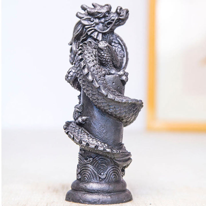 Statue de Buddha Stones faite à la main en forme de dragon volant autour du pilier en poudre de fer et de rouille en résine moulée pour décoration de la maison