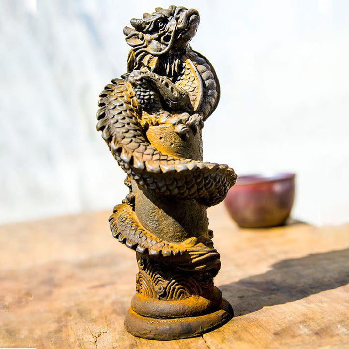 Statue de Buddha Stones faite à la main en forme de dragon volant autour du pilier en poudre de fer et de rouille en résine moulée pour décoration de la maison