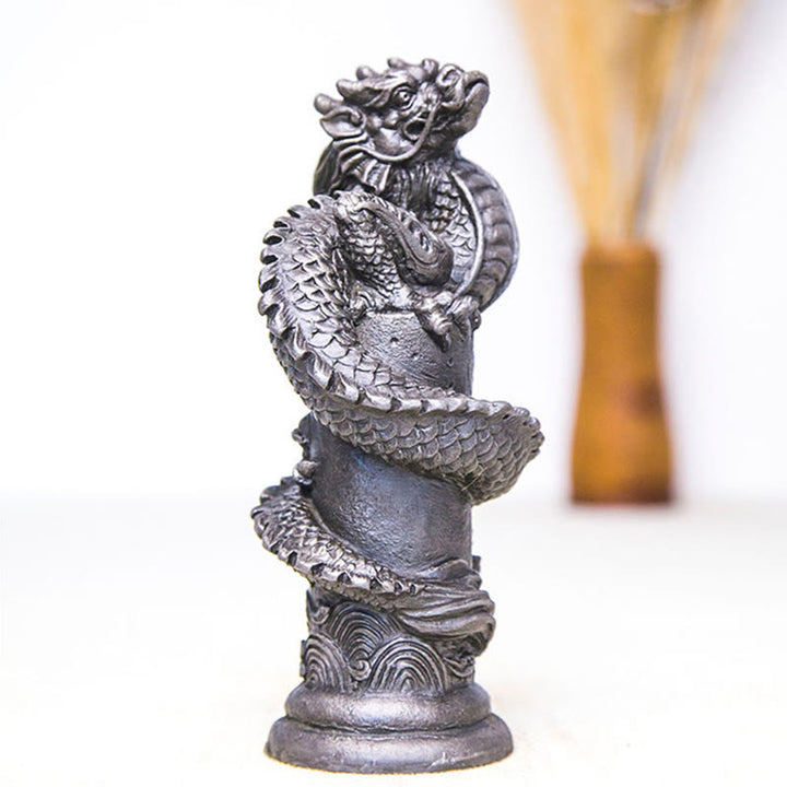 Statue de Buddha Stones faite à la main en forme de dragon volant autour du pilier en poudre de fer et de rouille en résine moulée pour décoration de la maison