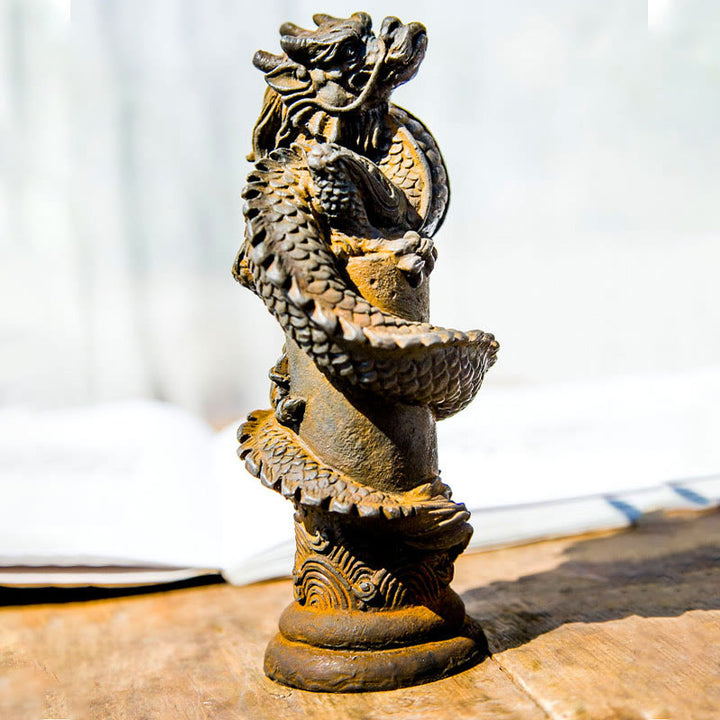 Statue de Buddha Stones faite à la main en forme de dragon volant autour du pilier en poudre de fer et de rouille en résine moulée pour décoration de la maison