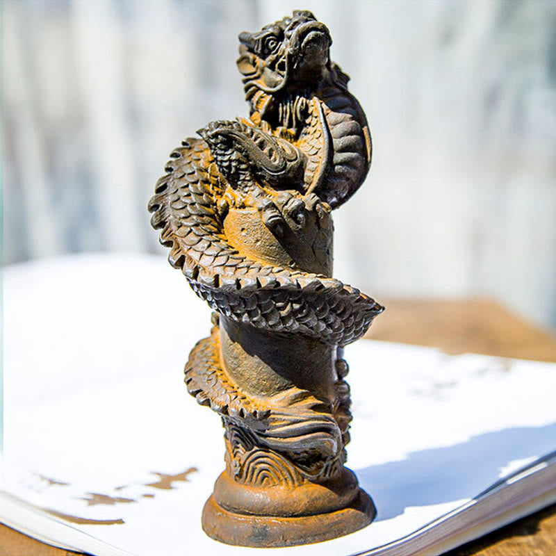 Statue de Buddha Stones faite à la main en forme de dragon volant autour du pilier en poudre de fer et de rouille en résine moulée pour décoration de la maison