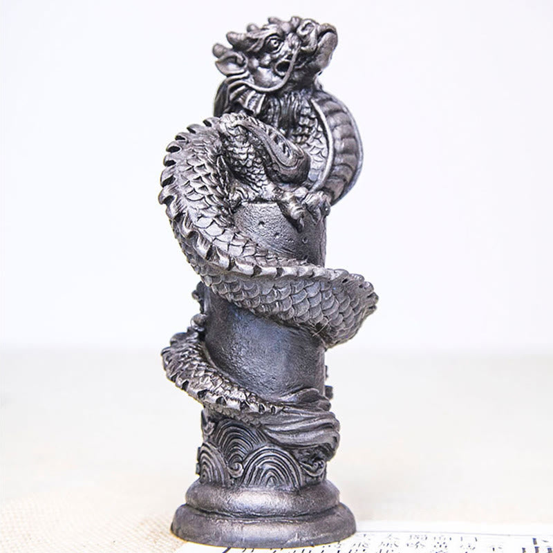Statue de Buddha Stones faite à la main en forme de dragon volant autour du pilier en poudre de fer et de rouille en résine moulée pour décoration de la maison
