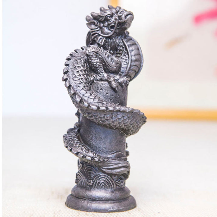 Statue de Buddha Stones faite à la main en forme de dragon volant autour du pilier en poudre de fer et de rouille en résine moulée pour décoration de la maison