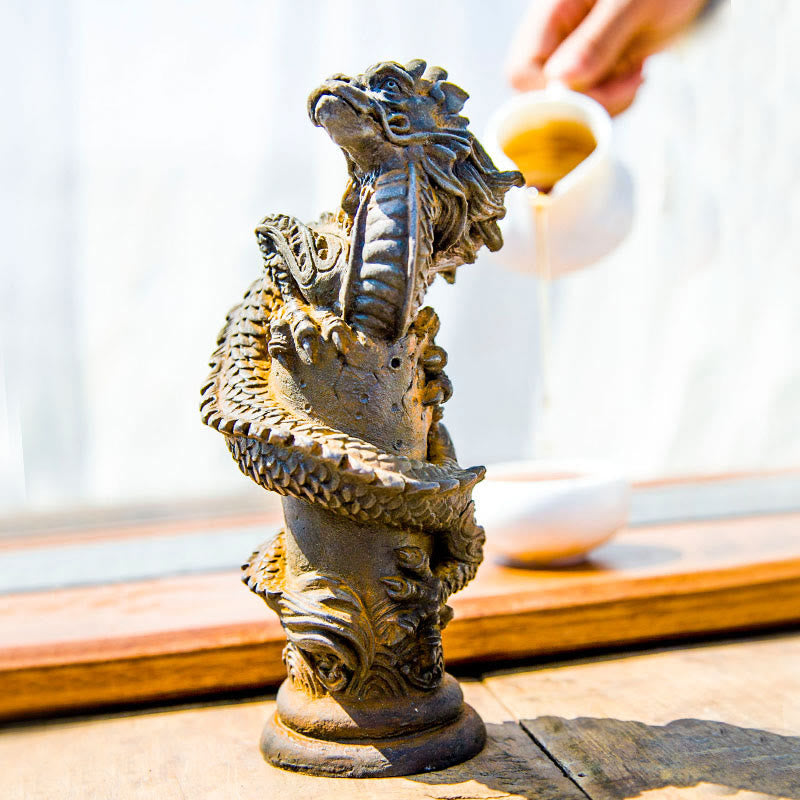 Statue de Buddha Stones faite à la main en forme de dragon volant autour du pilier en poudre de fer et de rouille en résine moulée pour décoration de la maison