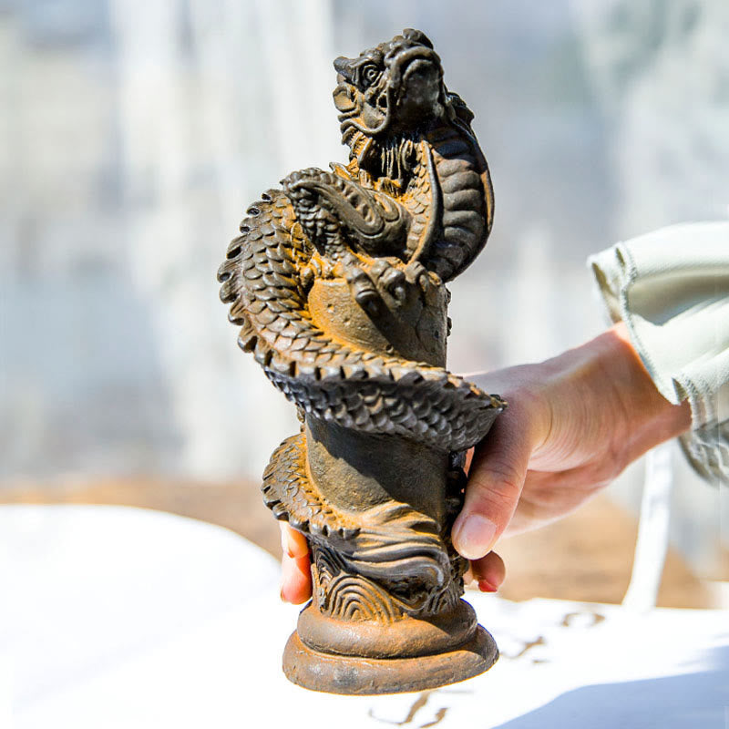 Statue de Buddha Stones faite à la main en forme de dragon volant autour du pilier en poudre de fer et de rouille en résine moulée pour décoration de la maison