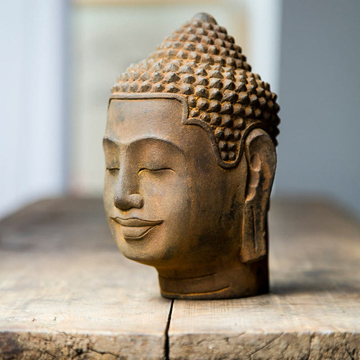 Buddha Stones Yeux fermés Contemplation Tête de Bouddha en méditation Poudre de fer Rouille Statue en résine coulée Décoration de la maison
