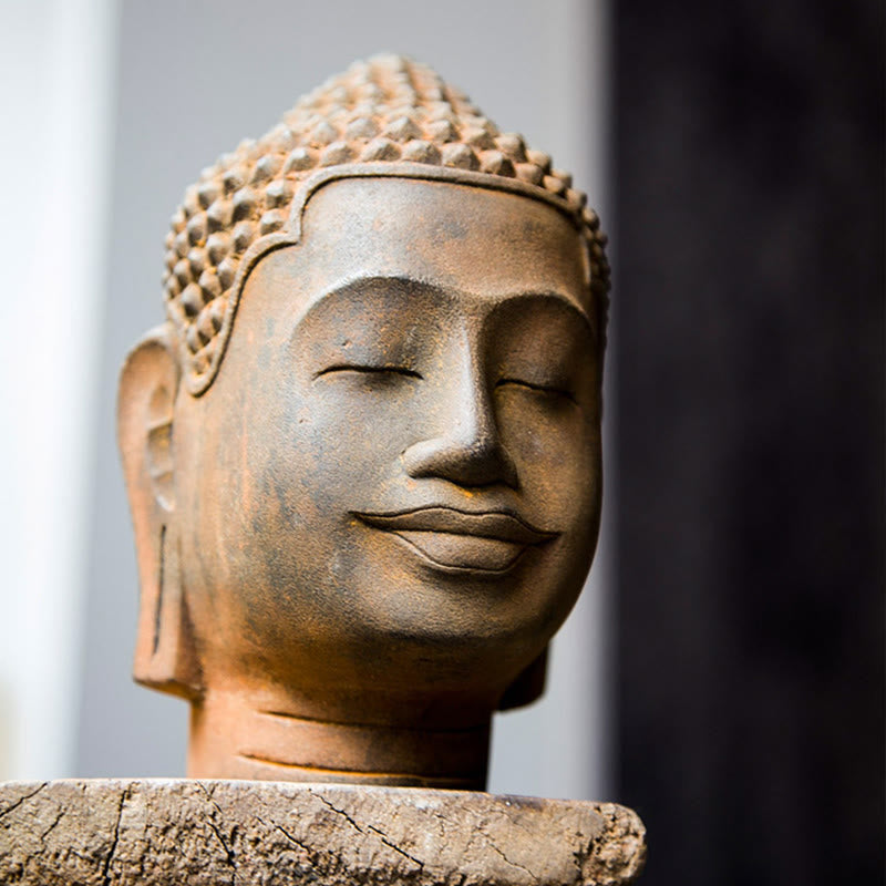 Buddha Stones Yeux fermés Contemplation Tête de Bouddha en méditation Poudre de fer Rouille Statue en résine coulée Décoration de la maison