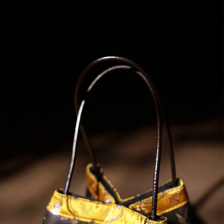 Sac à bandoulière en soie Xiangyunsha avec broderies et pompons en forme de Buddha Stones et de fleurs de prunier
