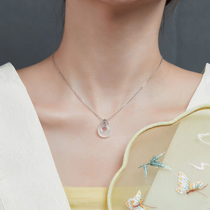 Collier pendentif positif en argent sterling 925 avec boucle de paix en calcédoine naturelle et Buddha Stones Année du serpent