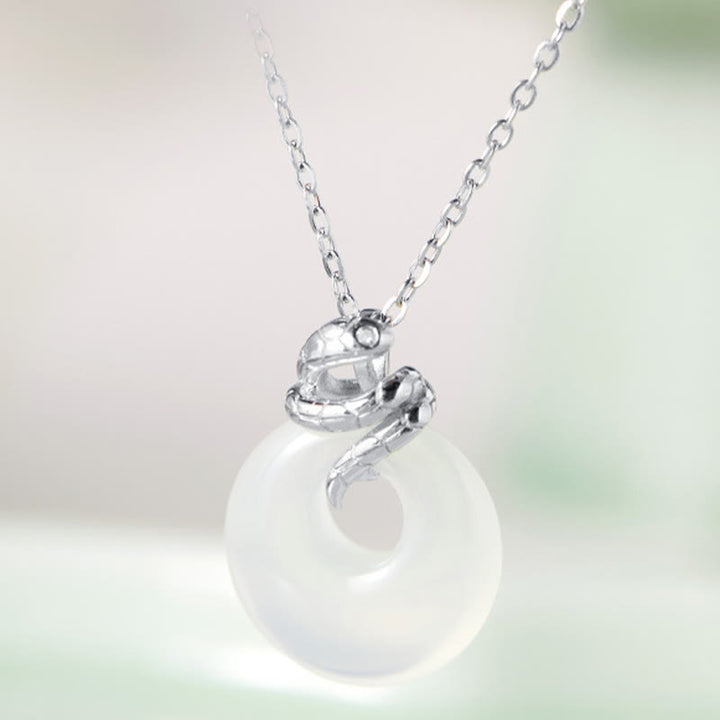 Collier pendentif positif en argent sterling 925 avec boucle de paix en calcédoine naturelle et Buddha Stones Année du serpent