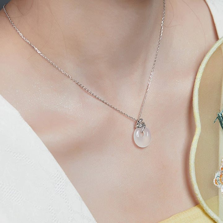 Collier pendentif positif en argent sterling 925 avec boucle de paix en calcédoine naturelle et Buddha Stones Année du serpent