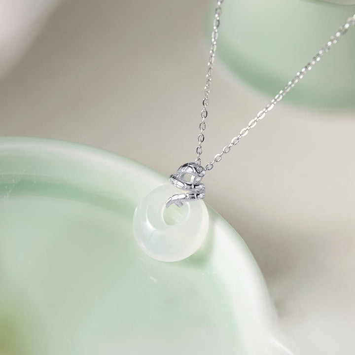 Collier pendentif positif en argent sterling 925 avec boucle de paix en calcédoine naturelle et Buddha Stones Année du serpent