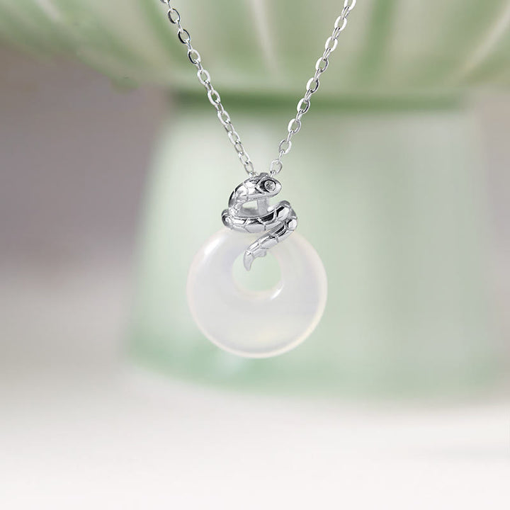 Collier pendentif positif en argent sterling 925 avec boucle de paix en calcédoine naturelle et Buddha Stones Année du serpent