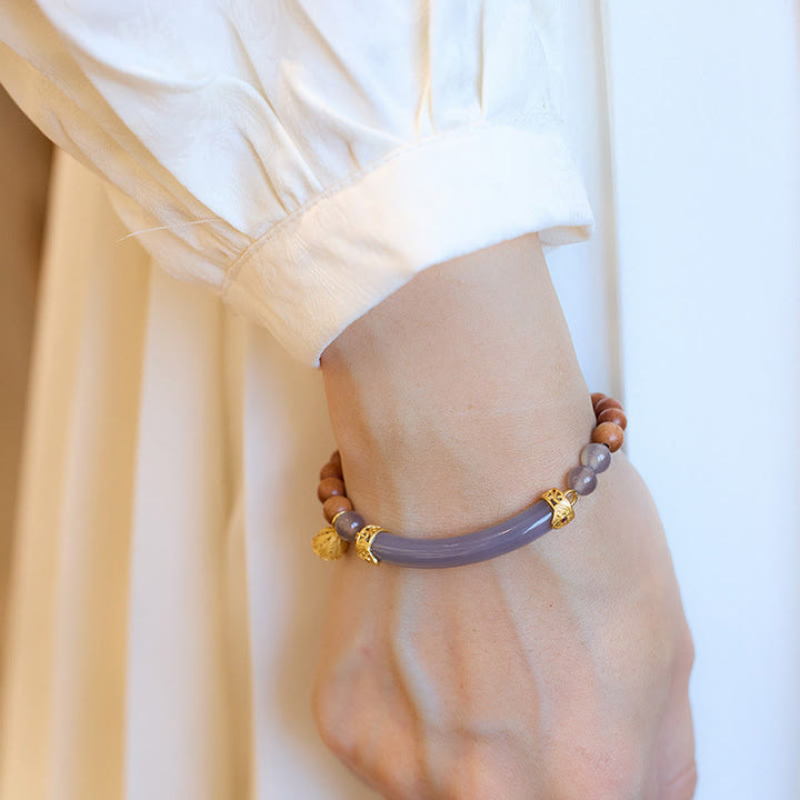 Bracelet manchette demi-jonc en agate grise et calcédoine avec Buddha Stones