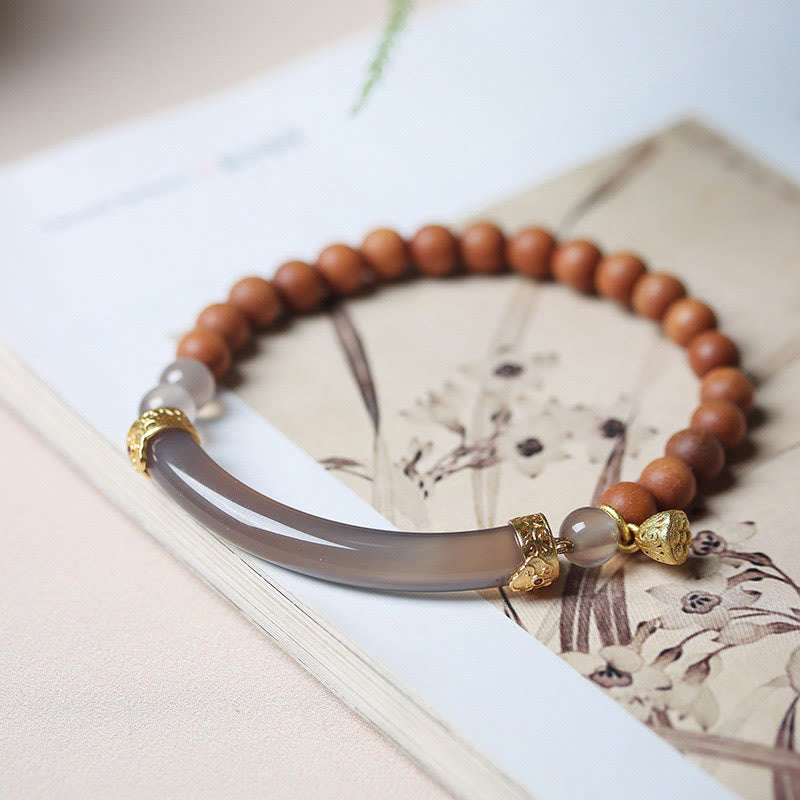 Bracelet manchette demi-jonc en agate grise et calcédoine avec Buddha Stones