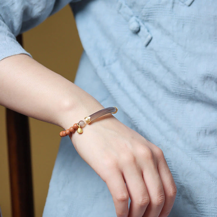 Bracelet manchette demi-jonc en agate grise et calcédoine avec Buddha Stones