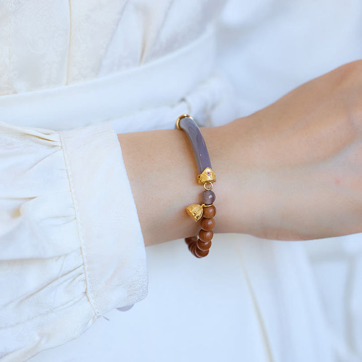 Bracelet manchette demi-jonc en agate grise et calcédoine avec Buddha Stones