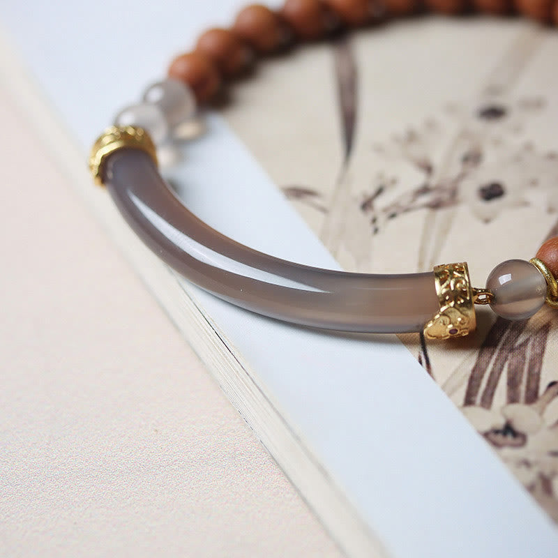 Bracelet manchette demi-jonc en agate grise et calcédoine avec Buddha Stones