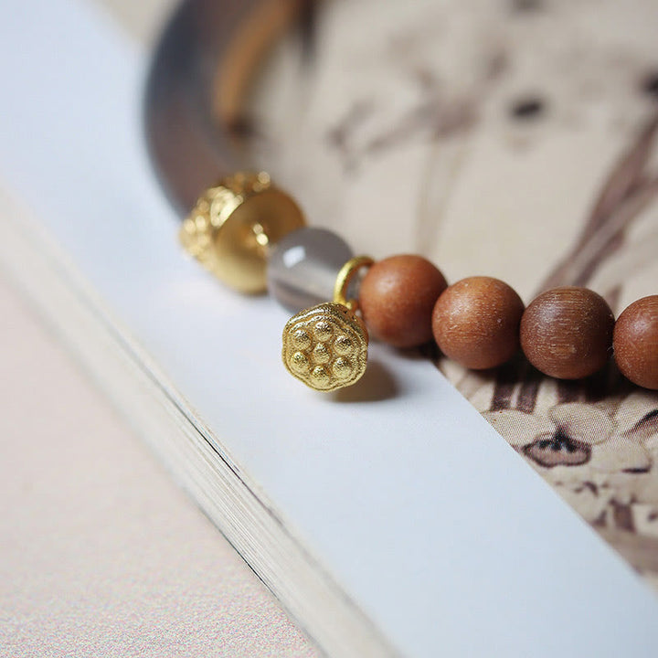 Bracelet manchette demi-jonc en agate grise et calcédoine avec Buddha Stones
