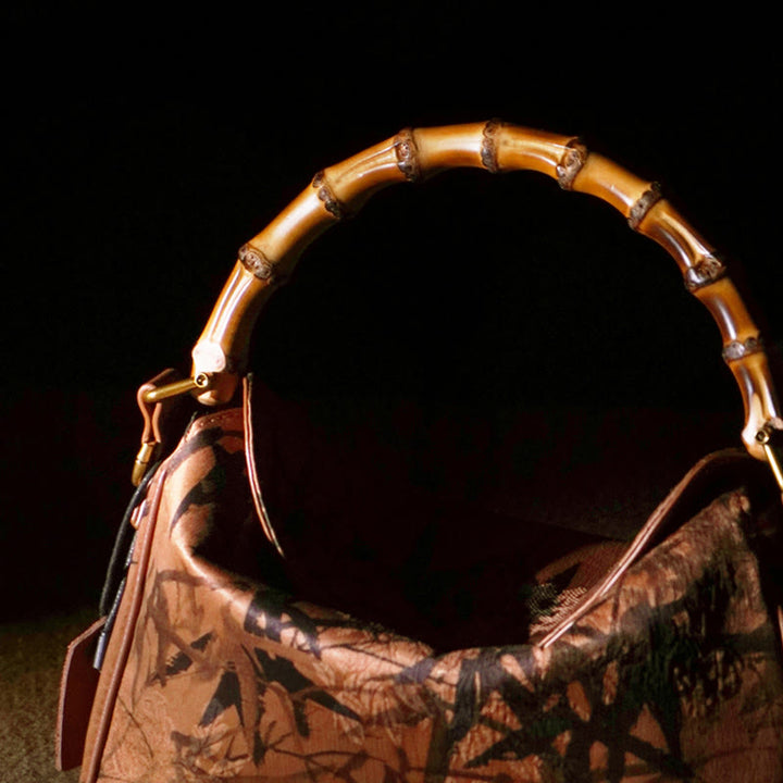 Sac à bandoulière en soie Xiangyunsha avec poignée en bambou luxuriant et Buddha Stones