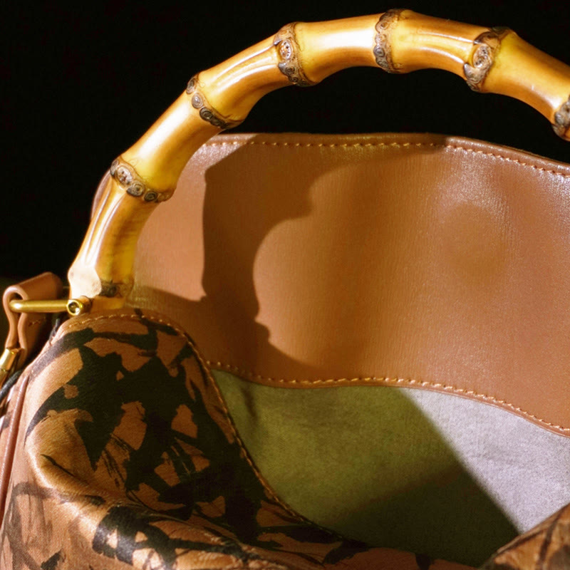 Sac à bandoulière en soie Xiangyunsha avec poignée en bambou luxuriant et Buddha Stones