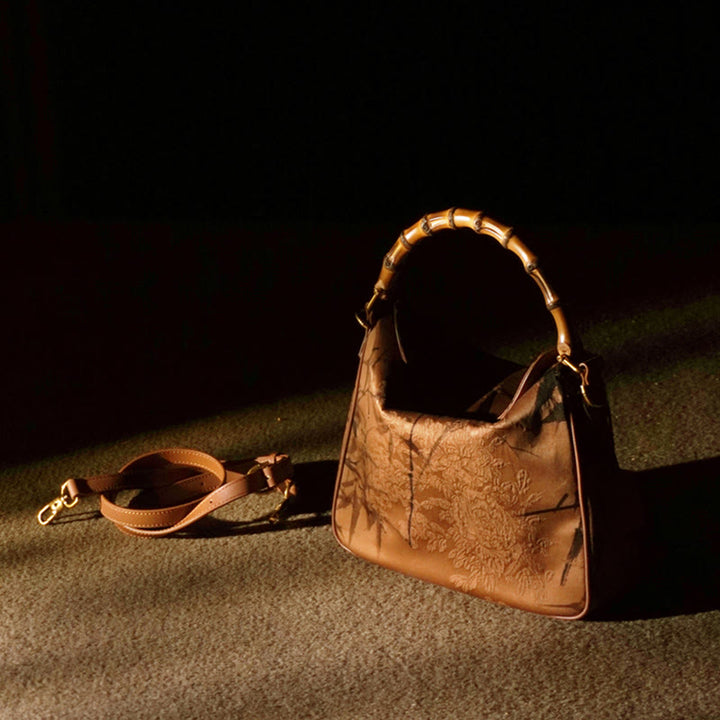 Sac à bandoulière en soie Xiangyunsha avec poignée en bambou luxuriant et Buddha Stones