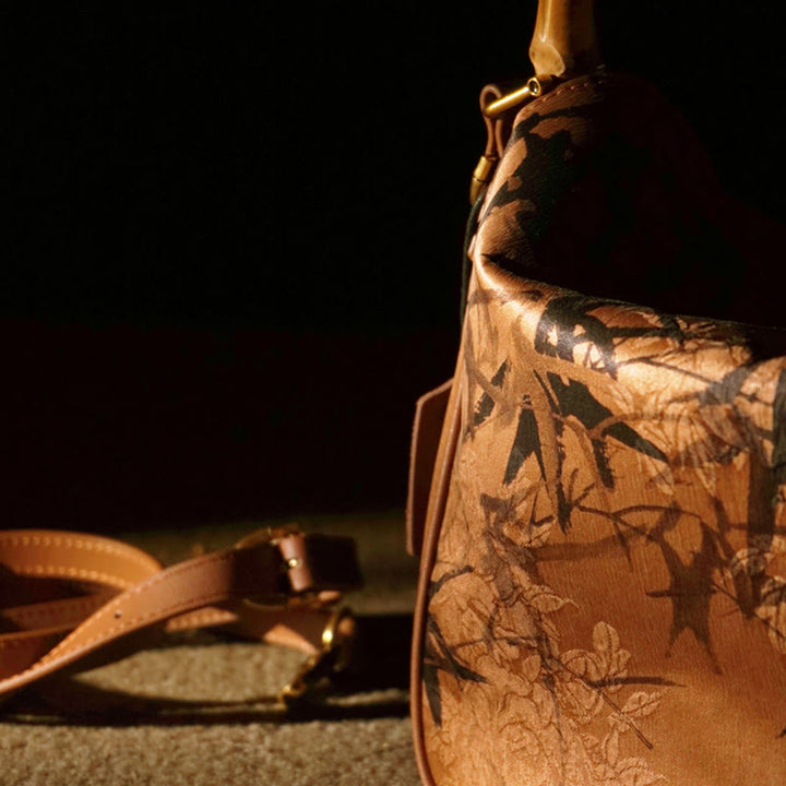 Sac à bandoulière en soie Xiangyunsha avec poignée en bambou luxuriant et Buddha Stones