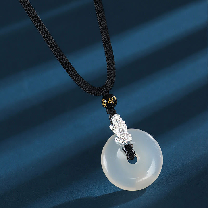 Collier avec Buddha Stones en agate blanche et argent sterling 999, onyx noir, bois de santal vert, boucle de paix Pi Xiu, six mots vrais - Agate blanche, argent sterling 999, onyx noir - image 2