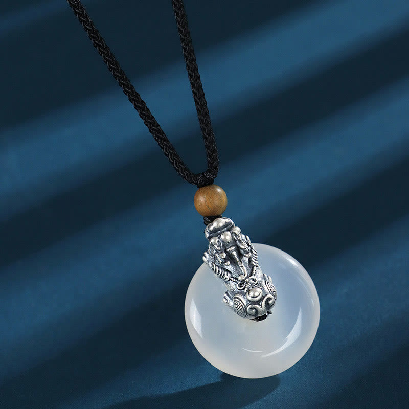 Collier avec Buddha Stones en agate blanche et argent sterling 999, onyx noir, bois de santal vert, boucle de paix Pi Xiu, six mots vrais - Agate blanche, argent sterling 999, bois de santal vert - image 3