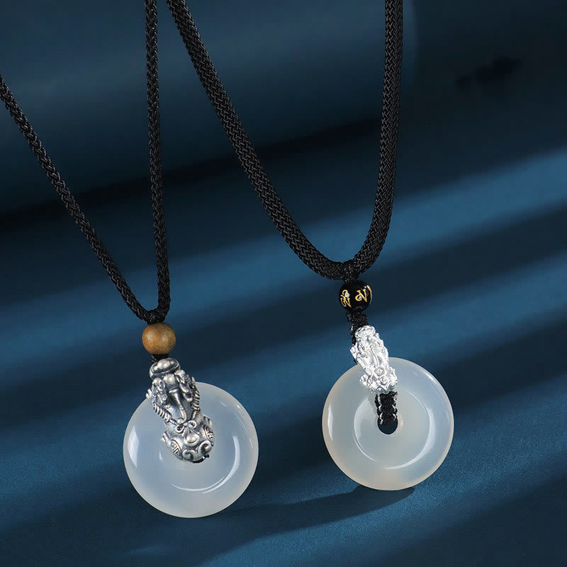 Collier avec Buddha Stones en agate blanche et argent sterling 999, onyx noir, bois de santal vert, boucle de paix Pi Xiu, six mots vrais - image 1