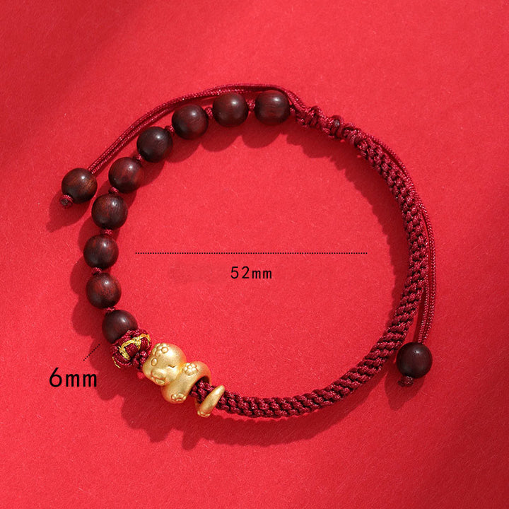 Bracelet tressé en corde de coton avec perles en bois de santal rouge et petites feuilles de Buddha Stones 999 Année du serpent