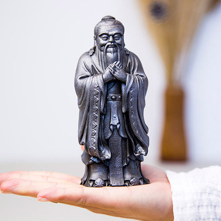 Statue de Buddha Stones faite à la main en poudre de fer Confucius en résine coulée rouillée Décoration de la maison