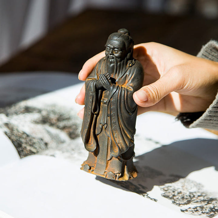 Statue de Buddha Stones faite à la main en poudre de fer Confucius en résine coulée rouillée Décoration de la maison