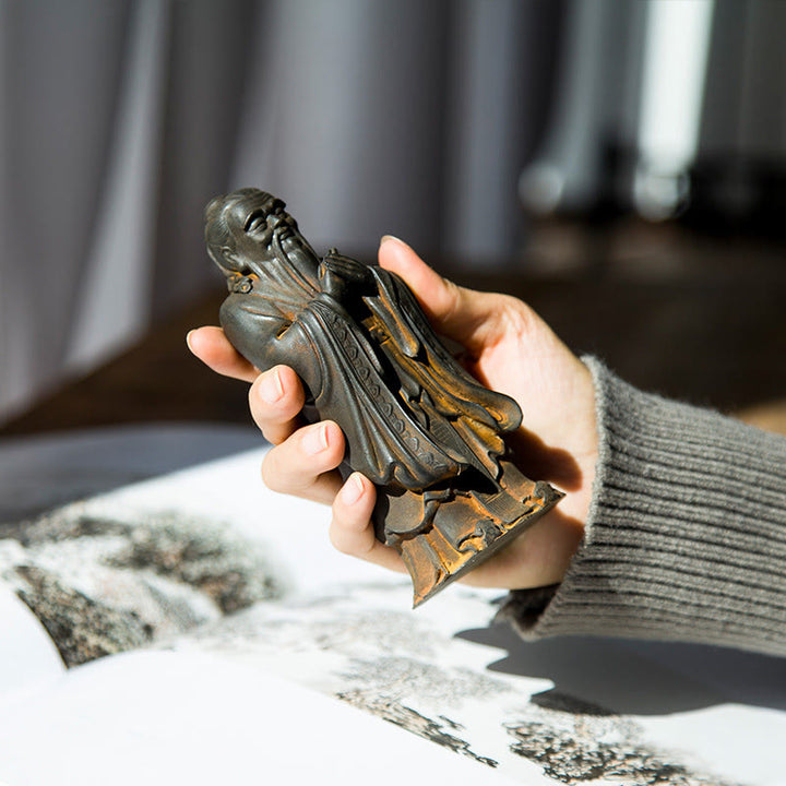 Statue de Buddha Stones faite à la main en poudre de fer Confucius en résine coulée rouillée Décoration de la maison