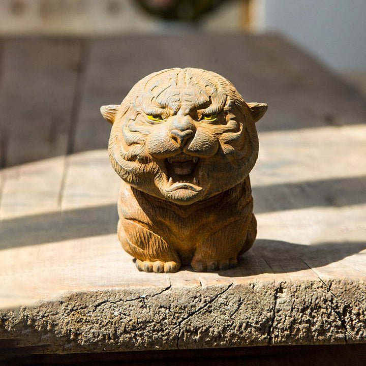 Statue de Buddha Stones en résine moulée à la main en forme de mini tigre rugissant en poudre de fer et rouille, décoration de la maison
