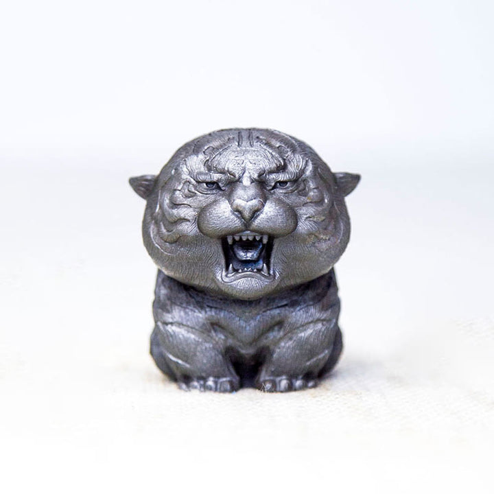 Statue de Buddha Stones en résine moulée à la main en forme de mini tigre rugissant en poudre de fer et rouille, décoration de la maison