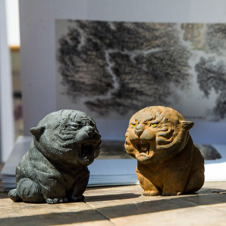 Statue de Buddha Stones en résine moulée à la main en forme de mini tigre rugissant en poudre de fer et rouille, décoration de la maison