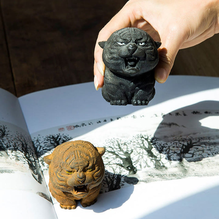 Statue de Buddha Stones en résine moulée à la main en forme de mini tigre rugissant en poudre de fer et rouille, décoration de la maison