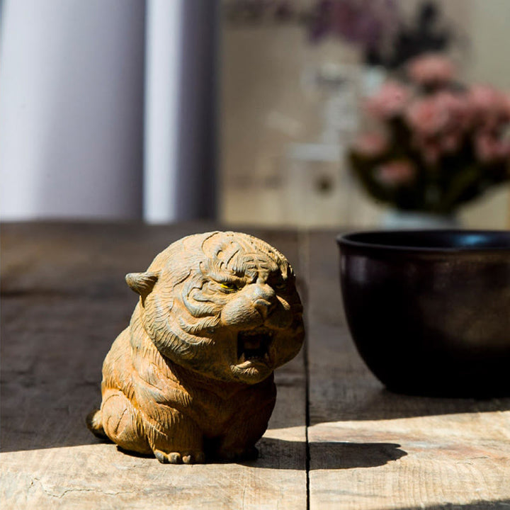 Statue de Buddha Stones en résine moulée à la main en forme de mini tigre rugissant en poudre de fer et rouille, décoration de la maison