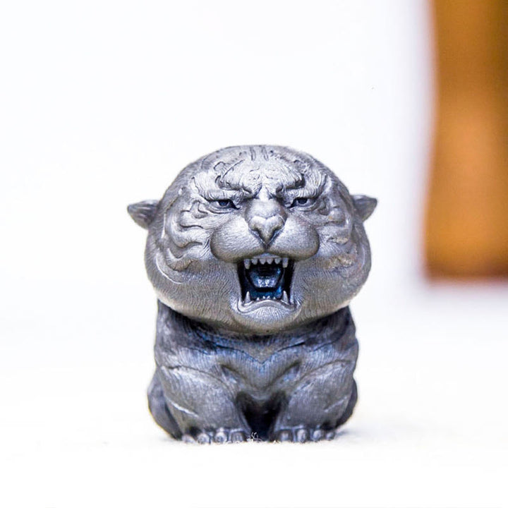 Statue de Buddha Stones en résine moulée à la main en forme de mini tigre rugissant en poudre de fer et rouille, décoration de la maison