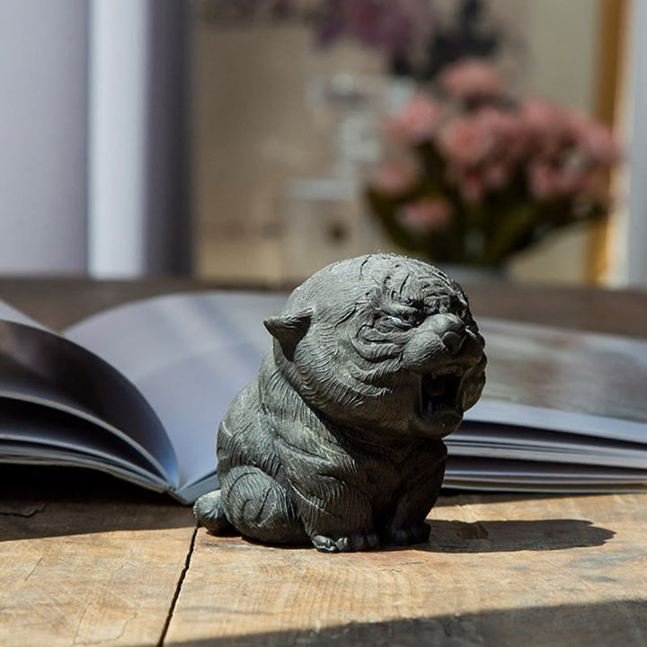 Statue de Buddha Stones en résine moulée à la main en forme de mini tigre rugissant en poudre de fer et rouille, décoration de la maison