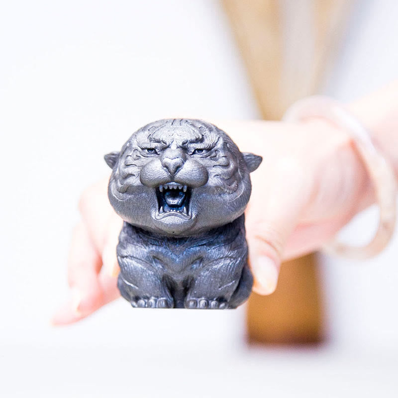 Statue de Buddha Stones en résine moulée à la main en forme de mini tigre rugissant en poudre de fer et rouille, décoration de la maison