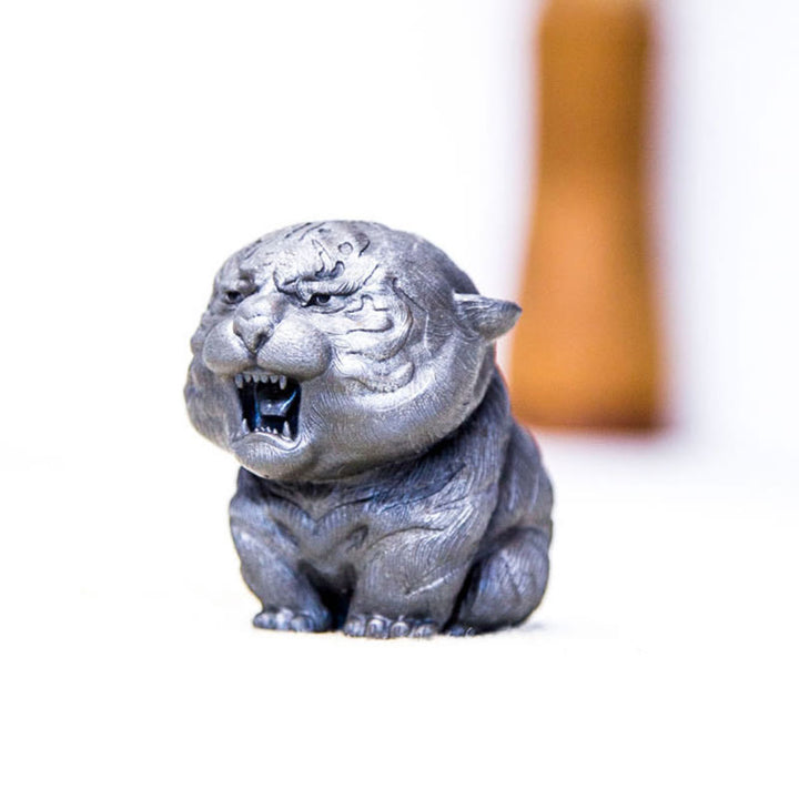Statue de Buddha Stones en résine moulée à la main en forme de mini tigre rugissant en poudre de fer et rouille, décoration de la maison