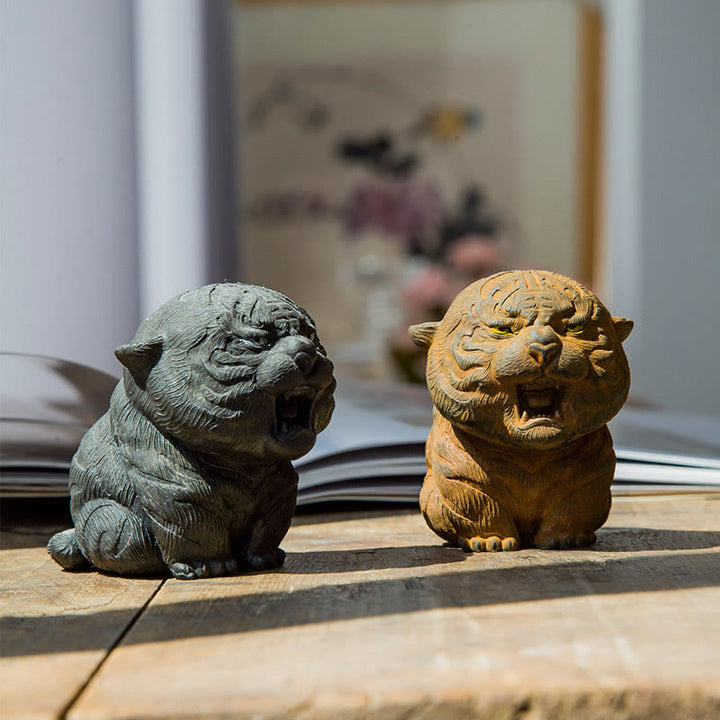 Statue de Buddha Stones en résine moulée à la main en forme de mini tigre rugissant en poudre de fer et rouille, décoration de la maison