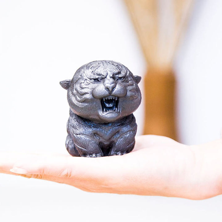 Statue de Buddha Stones en résine moulée à la main en forme de mini tigre rugissant en poudre de fer et rouille, décoration de la maison