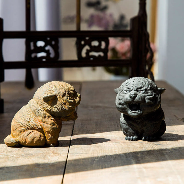 Statue de Buddha Stones en résine moulée à la main en forme de mini tigre rugissant en poudre de fer et rouille, décoration de la maison