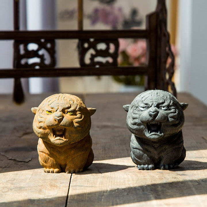 Statue de Buddha Stones en résine moulée à la main en forme de mini tigre rugissant en poudre de fer et rouille, décoration de la maison